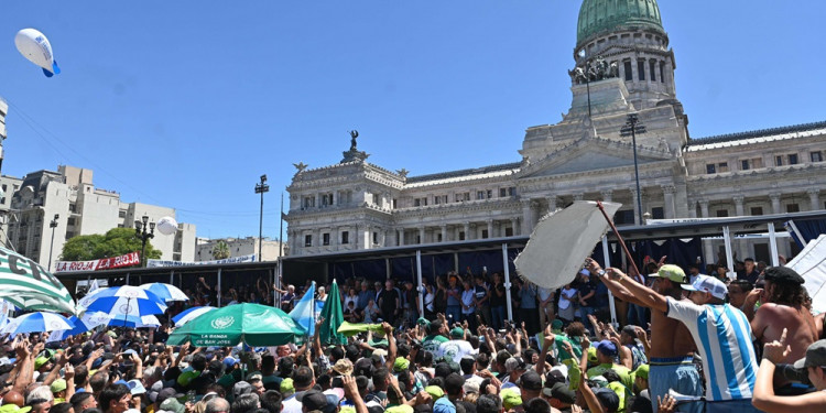 Gremios y movimientos sindicales marcharon en todo el país contra el DNU y el proyecto de ley ómnibus