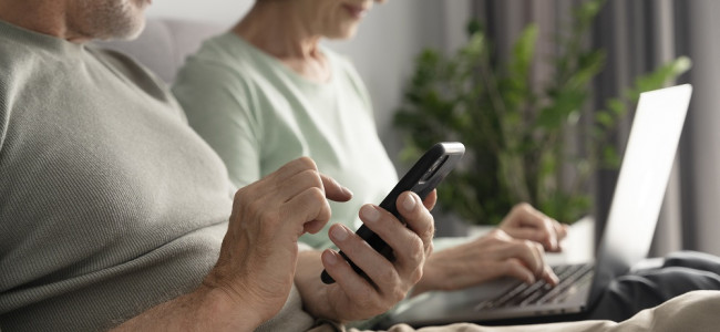 Las personas mayores utilizan más el celular que la computadora