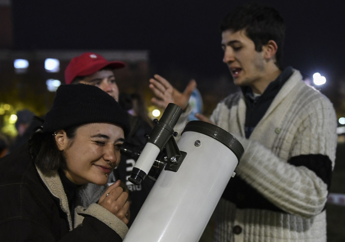 Pese a las nubes, decenas de familias mendocinas disfrutaron del eclipse total de luna 