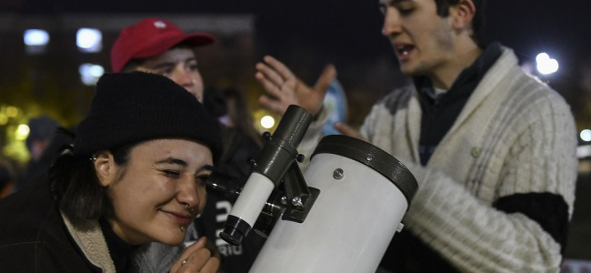 Pese a las nubes, decenas de familias mendocinas disfrutaron del eclipse total de luna 