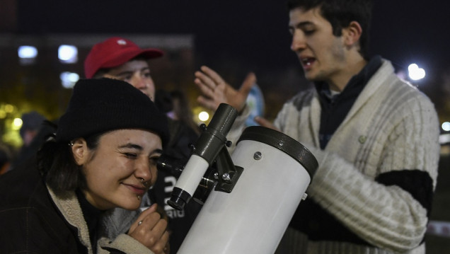 imagen Pese a las nubes, decenas de familias mendocinas disfrutaron del eclipse total de luna 
