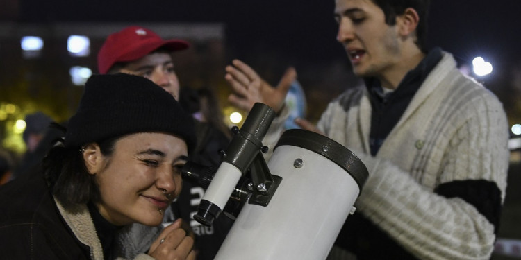 Pese a las nubes, decenas de familias mendocinas disfrutaron del eclipse total de luna 