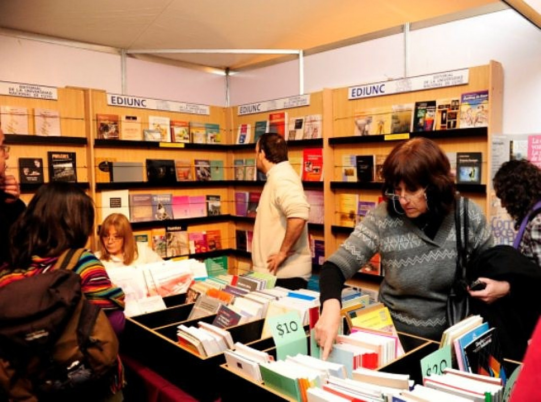 EDIUNC promociona sus obras en la Feria del Libro de Buenos Aires