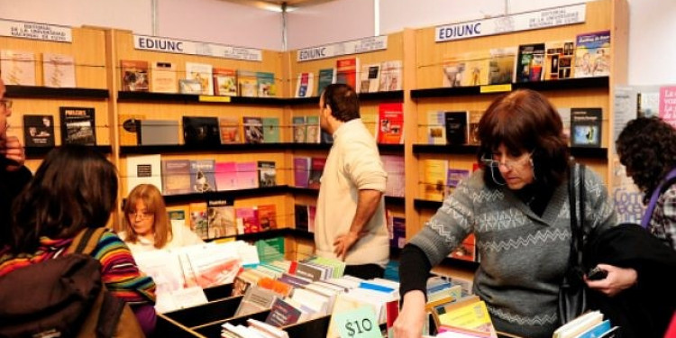 EDIUNC promociona sus obras en la Feria del Libro de Buenos Aires
