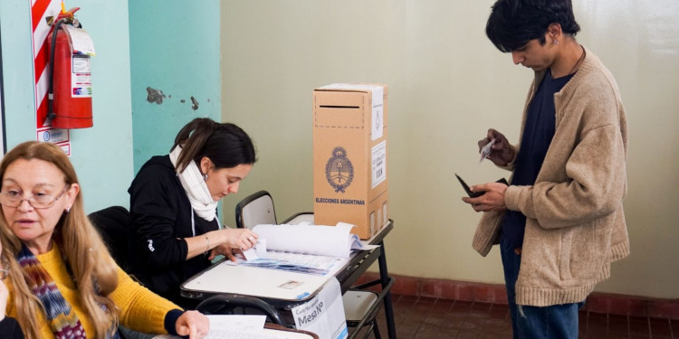 Juventud y política: no hay rechazo, pero tampoco es una relación intensa 