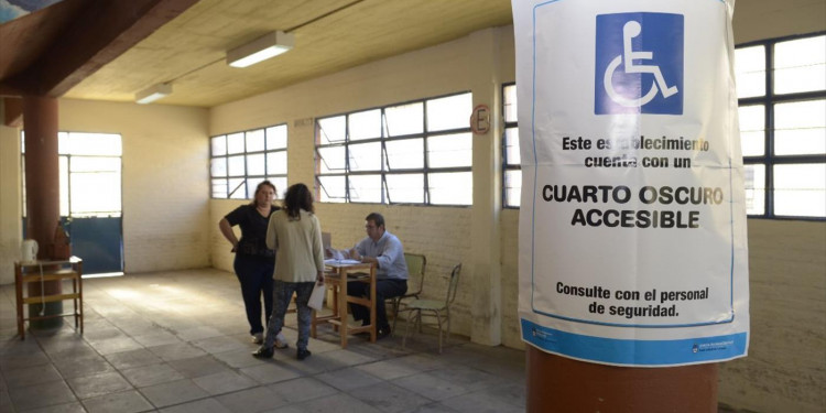 Así es el cuarto oscuro accesible para votar