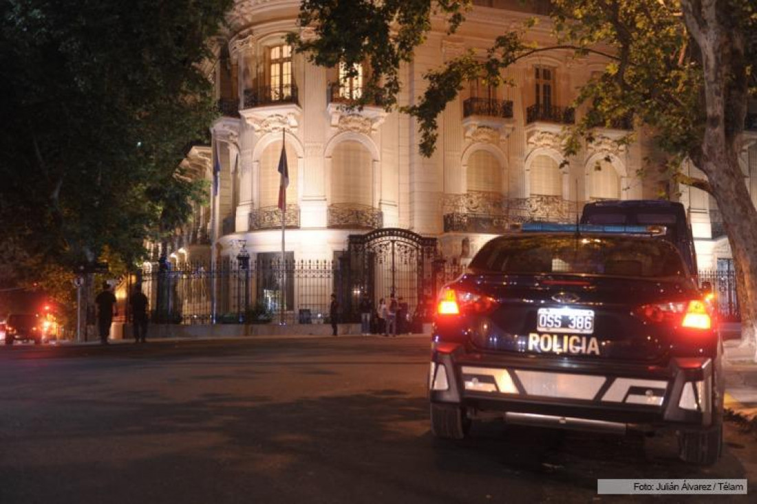 Refuerzan la seguridad en la embajada francesa y en los aeropuertos argentinos