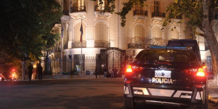 Refuerzan la seguridad en la embajada francesa y en los aeropuertos argentinos