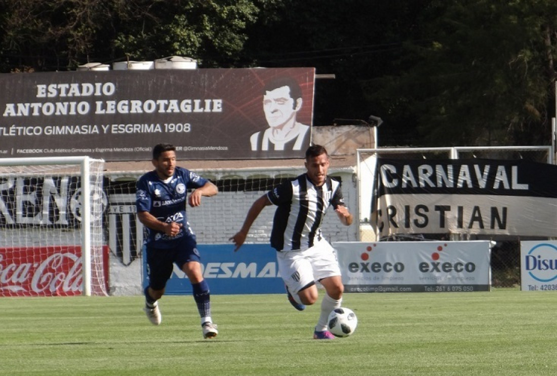 Un hincha dentro de la cancha