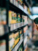 El Gobierno acordó con empresas la colocación de los precios en envases de productos