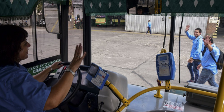 Ahora, las empresas de transporte deberán tener mujeres al volante