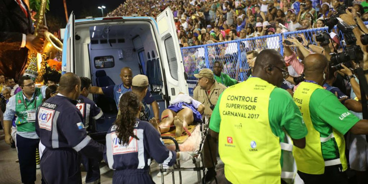 Veinte heridos al despistarse una carroza gigante en el desfile del carnaval de Río de Janeiro