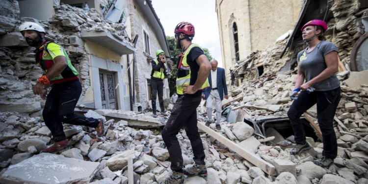 Hay 247 muertos y miles de desaparecidos tras el sismo