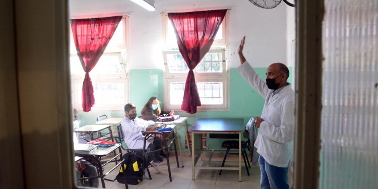 Luego de las vacaciones de invierno, habrá escuelas con una hora más y otras con turno completo