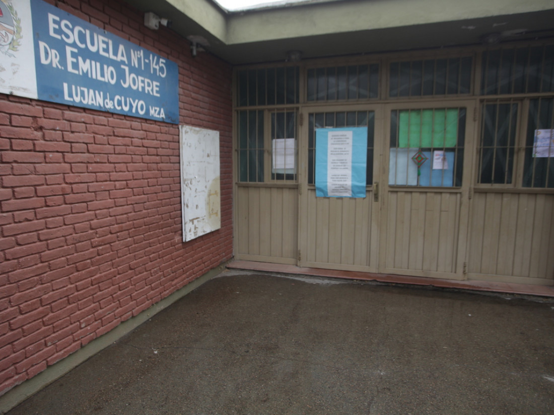 Analizan el agua de una escuela para conocer la causa de una intoxicación masiva