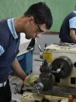 Creció el 15,2% la cantidad de escuelas secundarias técnicas y cursan más mujeres