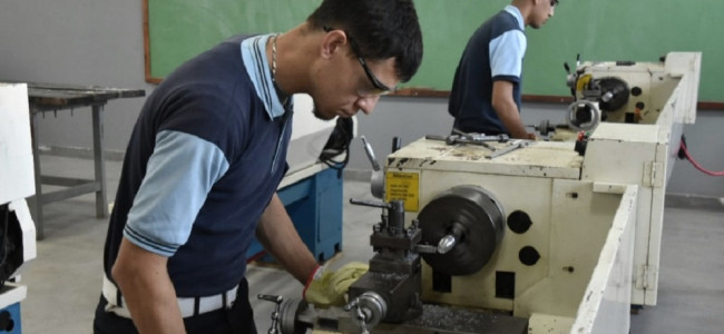 Creció el 15,2% la cantidad de escuelas secundarias técnicas y cursan más mujeres