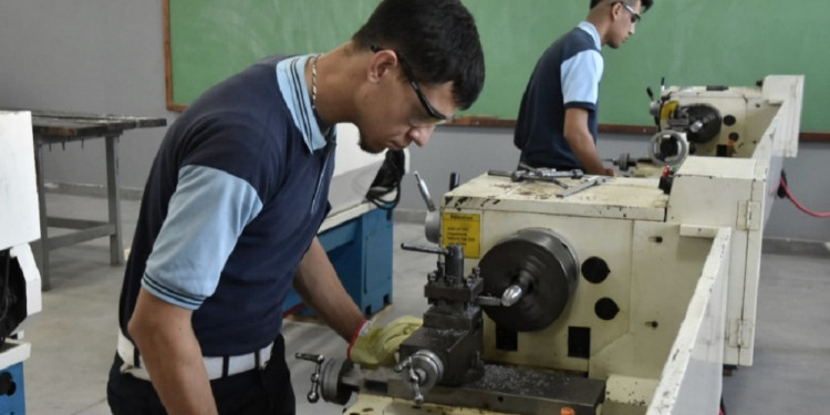 Creció el 15,2% la cantidad de escuelas secundarias técnicas y cursan más mujeres