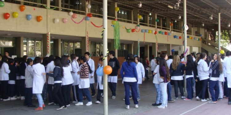 Mendoza: cayó la matrícula en las secundarias estatales
