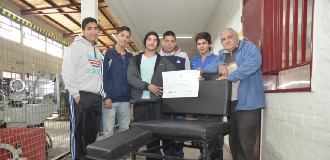 Alumnos crearon una silla de ruedas para personas con obesidad