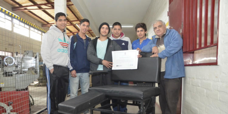 Alumnos crearon una silla de ruedas para personas con obesidad