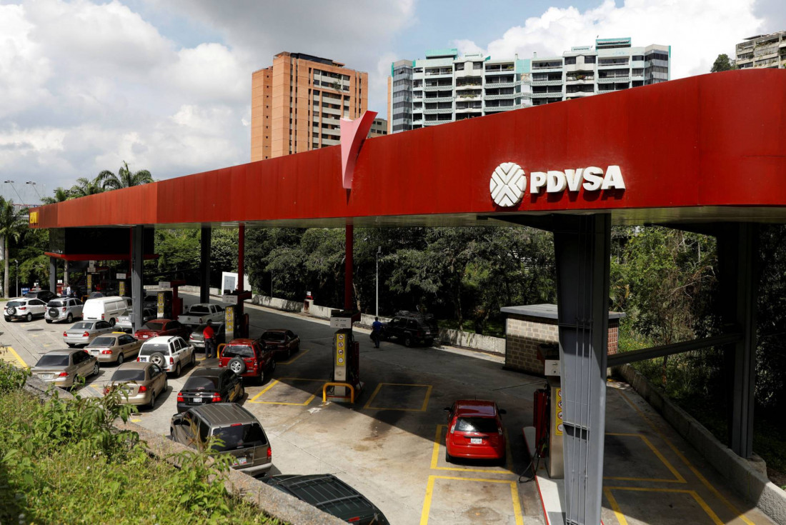 Histórico: ponen tope a la venta de combustible en Venezuela por escasez