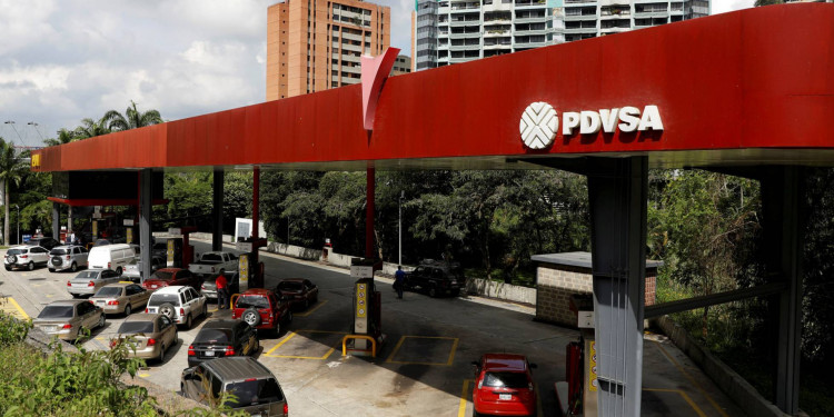 Histórico: ponen tope a la venta de combustible en Venezuela por escasez