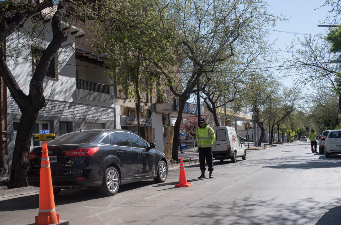 El 80 % de las 200 multas que hace por día Capital son por estacionar en doble fila