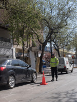 El 80 % de las 200 multas que hace por día Capital son por estacionar en doble fila