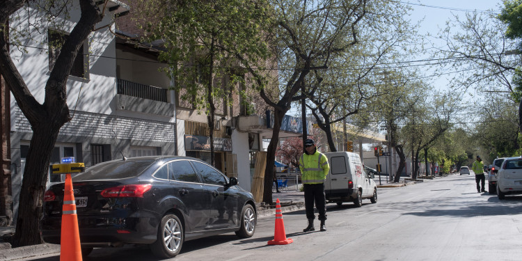 El 80 % de las 200 multas que hace por día Capital son por estacionar en doble fila