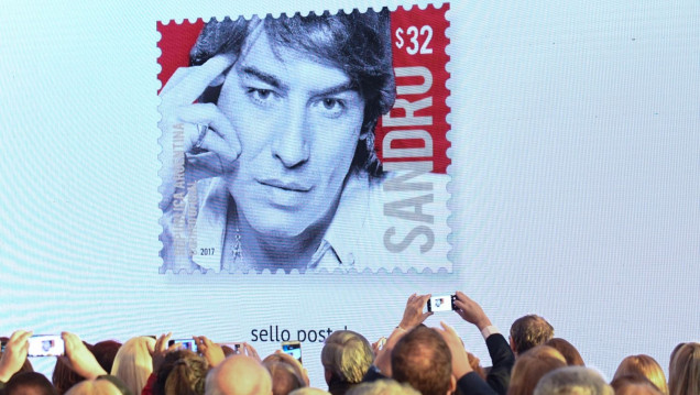 imagen Lanzan una estampilla perfumada con olor a rosas en homenaje a Sandro