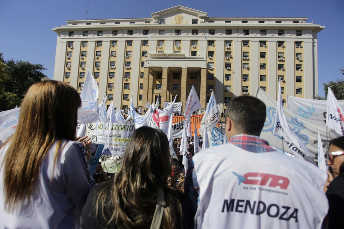 Dos centrales sindicales pararán el lunes en Mendoza