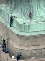 Protesta por política migratoria: mujer intenta escalar la Estatua de la Libertad