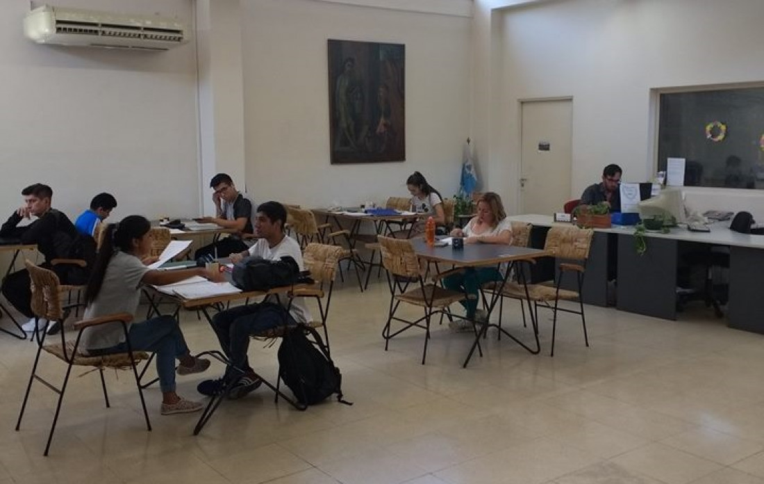 La Biblioteca San Martín florece: con aire, WiFi, más libros y colmada de estudiantes