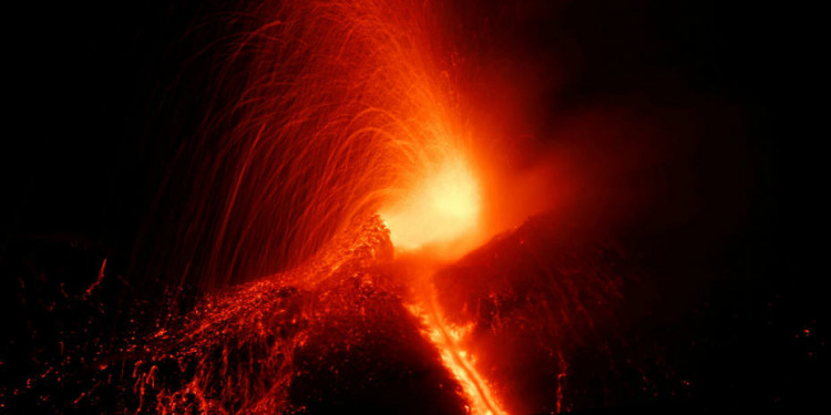 Sicilia: el volcán Etna entró en erupción