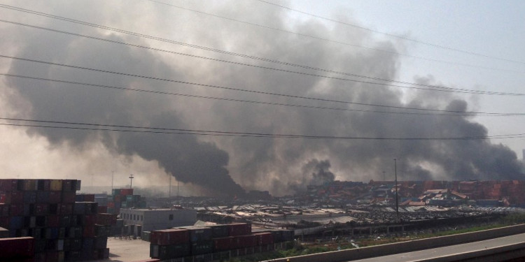 China: devastadoras explosiones en el puerto industrial de Tianjin 