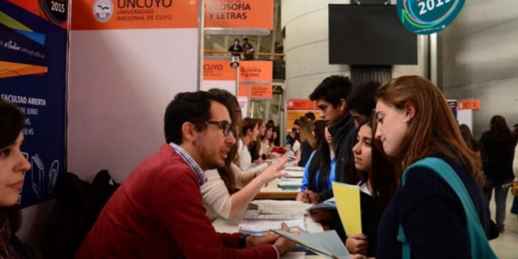 Estudiantes universitarios en primera persona