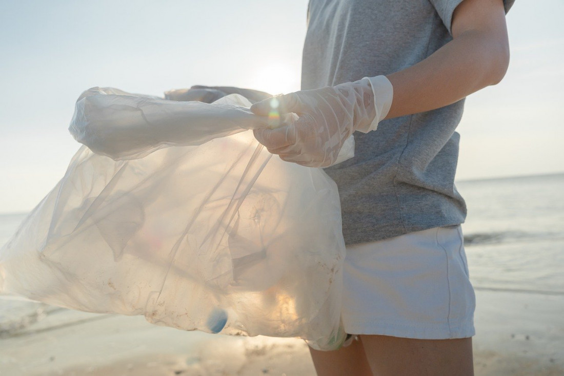 Desarrollaron un "imán" ecológico para capturar microplásticos en los océanos