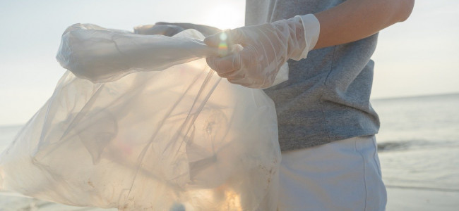 Desarrollaron un "imán" ecológico para capturar microplásticos en los océanos