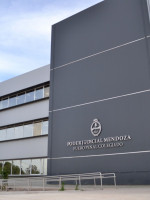 ¿Cuántas horas dedican a las audiencias jueces y juezas en Mendoza?