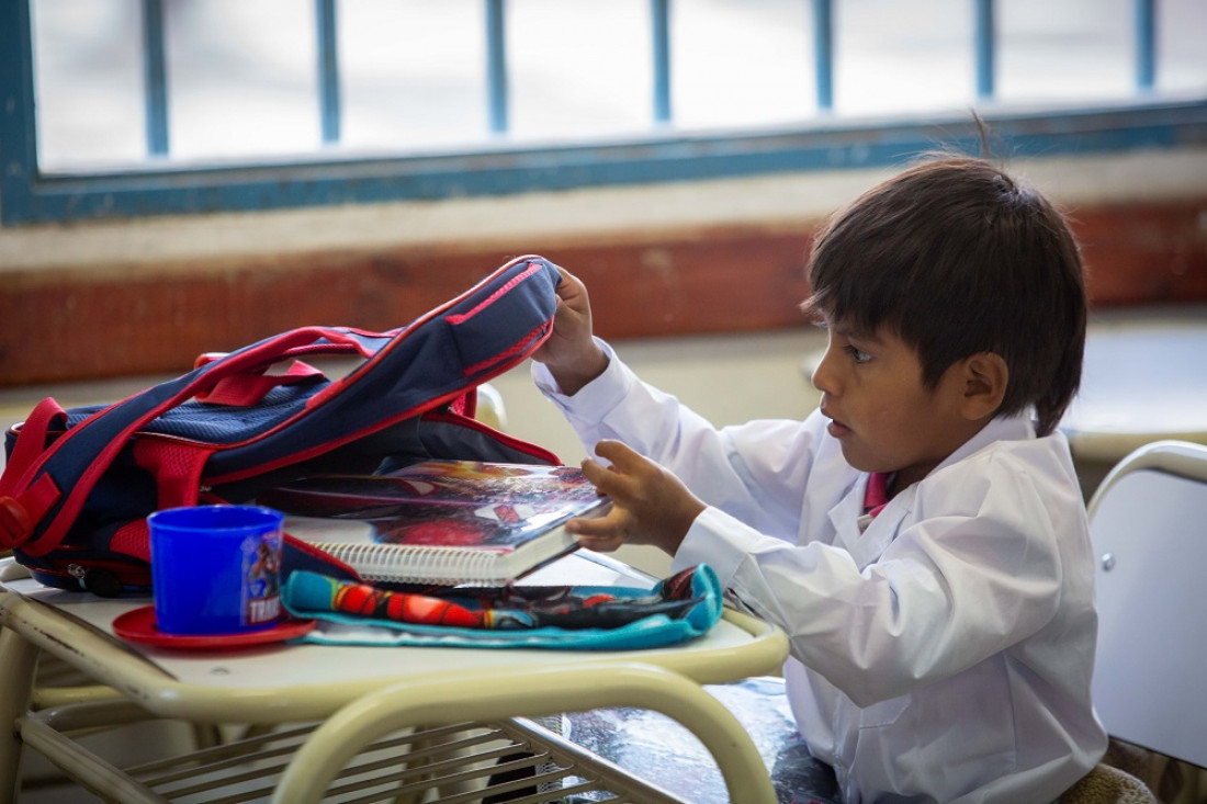 La educación primaria es universal y disminuye la asistencia a la secundaria