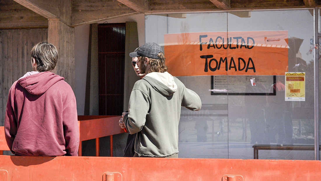 Tras la toma, los estudiantes se reúnen en una nueva asamblea