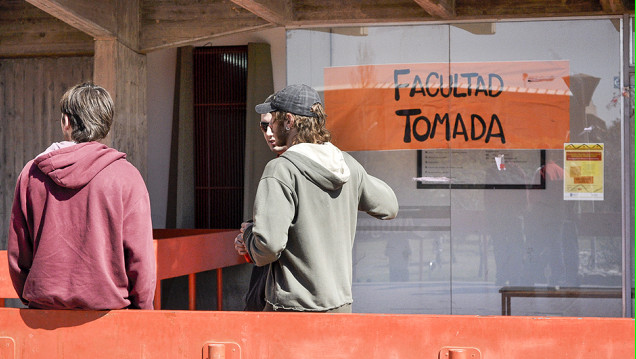 imagen Tras la toma, los estudiantes se reúnen en una nueva asamblea