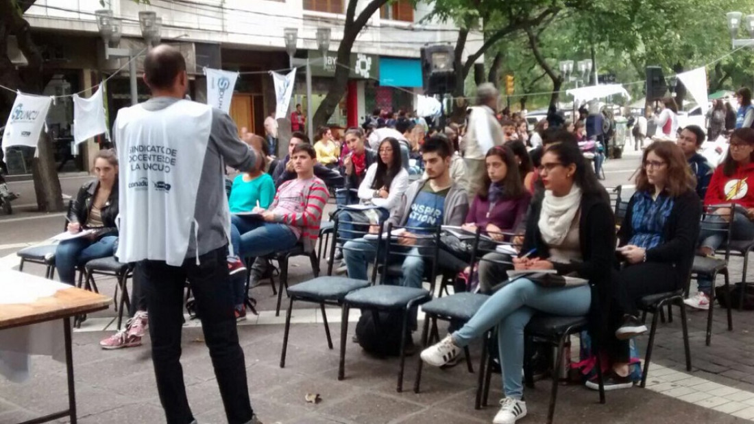 Los docentes universitarios también adhieren al paro