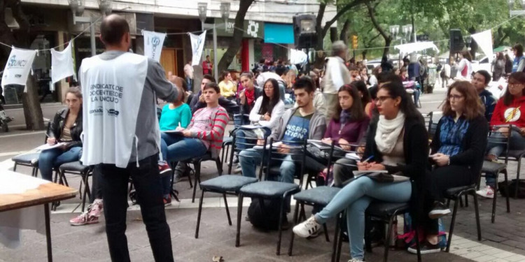 Los docentes universitarios también adhieren al paro