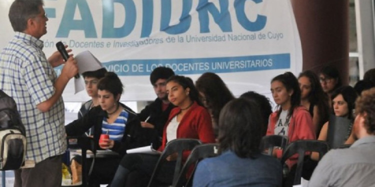 Docentes universitarios pararán el 10 y el 11 de abril 