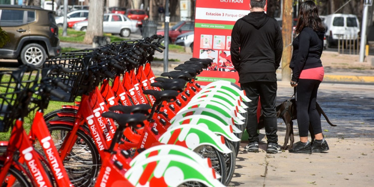 Ya funciona BiciTran en Mendoza: cómo usar el servicio de bicicletas públicas