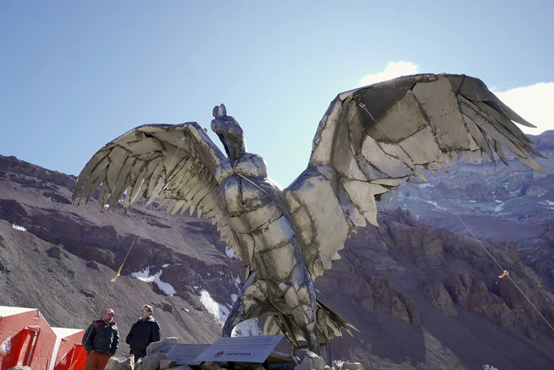 Una gran escultura del cóndor andino ya es parte del paisaje del Parque Aconcagua