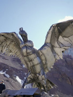 Una gran escultura del cóndor andino ya es parte del paisaje del Parque Aconcagua