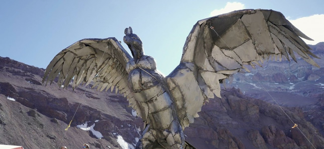 Una gran escultura del cóndor andino ya es parte del paisaje del Parque Aconcagua